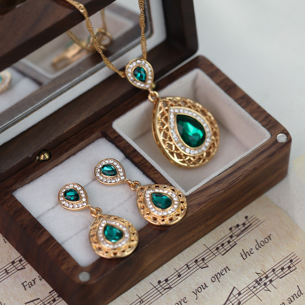 Women's Pendant Necklace Set